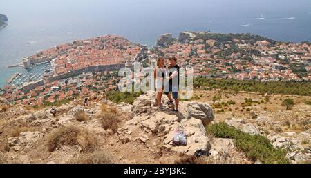 I turisti scattano foto da una posizione sopra la città vecchia di Dubrovnik in Croazia Foto Stock