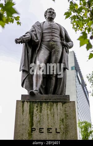 Una statua del due volte primo ministro britannico Sir Robert Peel a Piccadilly Gardens, Manchester, come una petizione è stata lanciata chiedendo la sua rimozione da parte del consiglio comunale di Manchester, sulla scia delle proteste della materia Black Lives. Foto Stock