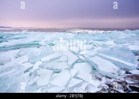 Pezzi di ghiaccio da scaffale su lago ghiacciato Ijsselmeer Foto Stock