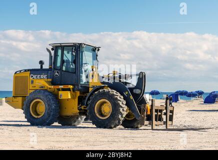 23 dicembre 2018 - macchine pesanti pala gommata Deere 544k sulla spiaggia sud di Miami. Foto Stock