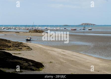 Paesaggio arround Saint-Jacut-de-la-Mer in Bretagna, in Francia con bassa marea con le barche che si trovano sulla sabbia Foto Stock