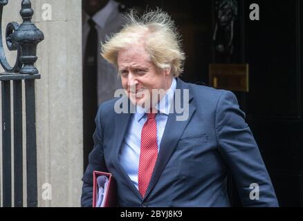 Londra, Regno Unito. 10 Giugno 2020. Il primo ministro Boris Johnson lascia 10 Downing Street per le interrogazioni del primo ministro al Parlamento. Dovrà affrontare le domande di Keir Starmer attraverso la scatola di spedizione. Credit: Tommy London/Alamy Live News Foto Stock