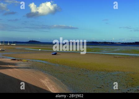 Paesaggio arround Saint-Jacut-de-la-Mer in Bretagna, in Francia con bassa marea con le barche che si trovano sulla sabbia Foto Stock