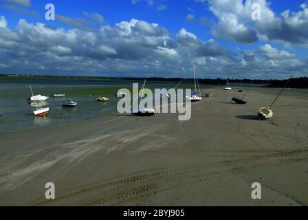 Paesaggio arround Saint-Jacut-de-la-Mer in Bretagna, in Francia con bassa marea con le barche che si trovano sulla sabbia Foto Stock