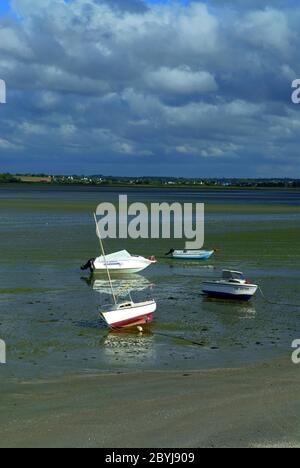 Paesaggio arround Saint-Jacut-de-la-Mer in Bretagna, in Francia con bassa marea con le barche che si trovano sulla sabbia Foto Stock