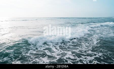 Meraviglioso paesaggio naturale con l'Oceano Indiano con fondo corallino luogo perfetto per lo snorkeling con maschere. Bella stagcape con onde calme con copia s. Foto Stock