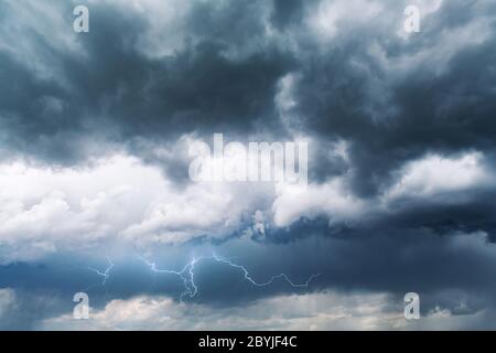 Tempeste drammatiche con pioggia e fulmini closeup. Natura sfondo Foto Stock