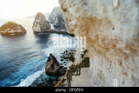Splendida vista sulla Diamond Beach bagnata da un mare turchese durante una splendida alba. Spiaggia vuota chiusa a Bali, Indonesia. Foto Stock