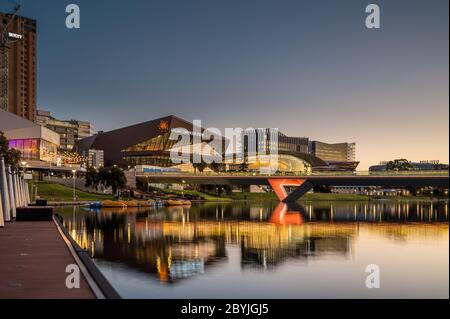 Adelaide, Australia del Sud - il distretto di Torrens Riverbank al tramonto Foto Stock