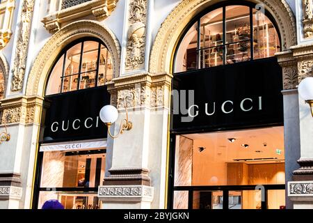 Milano, 20 dicembre 2018: Vetrina e logo del negozio Gucci, Milano Galleria Vittorio Emanuele II Foto Stock