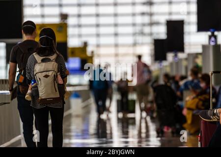 I passeggeri dell'aeroporto Suvarnabhumi di Bangkok aspettano di salire a bordo di un volo per Londra Heathrow. Il volo in questione arriva poco prima della quarantena Foto Stock