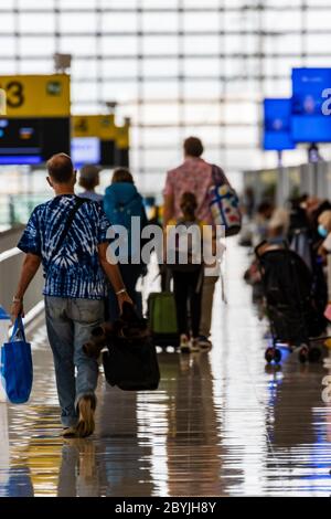 I passeggeri dell'aeroporto Suvarnabhumi di Bangkok aspettano di salire a bordo di un volo per Londra Heathrow. Il volo in questione arriva poco prima della quarantena Foto Stock