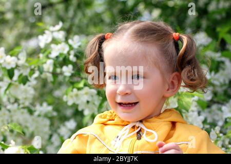 Bambina vicino a fioritura melo Foto Stock