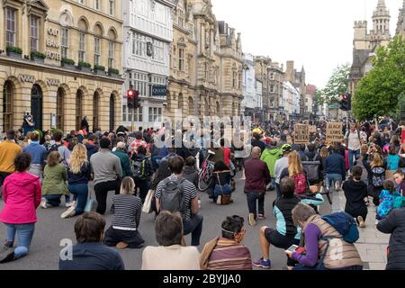 La campagna Black Lives Matter per rimuovere la statua di Cecil Rhodes all'Oriel College di Oxford nel Regno Unito bloccando completamente la High Street. Foto Stock