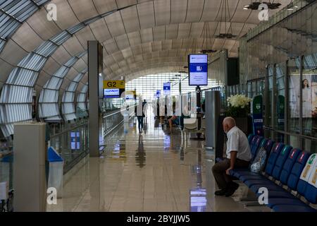 I passeggeri dell'aeroporto Suvarnabhumi di Bangkok aspettano di salire a bordo di un volo per Londra Heathrow. Il volo in questione arriva poco prima della quarantena Foto Stock