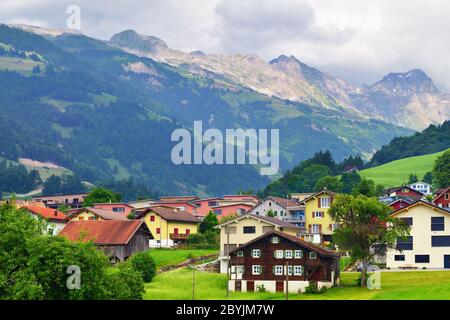 Altdorf, Svizzera - 14 giugno 2017: Splendida vista di idilliaco paesaggio montano nelle Alpi con chalet tradizionali in verdi prati alpini a Uri c Foto Stock