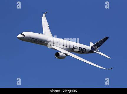 (200610) -- PARIGI, 10 giugno 2020 (Xinhua) -- Foto di un file mostra un Airbus A350-1000 che si esibisce durante un'esposizione di volo al 53o Salone Internazionale dell'aria di Parigi che si tiene all'Aeroporto le Bourget vicino a Parigi, Francia, 17 giugno 2019. Il ministro francese dell'Economia e delle Finanze Bruno le Maire ha annunciato martedì un piano di sostegno di 15 miliardi di euro (16.9 miliardi di dollari) per l'industria aerospaziale del paese, devastato dal crollo della domanda di viaggi aerei a causa della crisi del coronavirus. (Xinhua/Gao Jing) Foto Stock