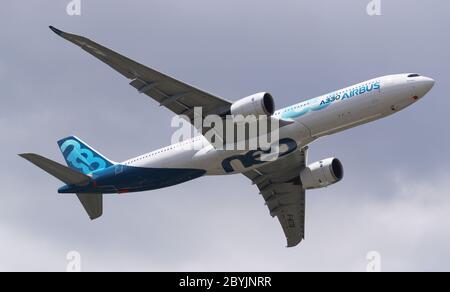 (200610) -- PARIGI, 10 giugno 2020 (Xinhua) -- Foto di un Airbus A330 NEO che si esibisce durante una mostra di volo al 53o Salone Internazionale dell'aria di Parigi, tenutosi all'Aeroporto le Bourget vicino Parigi, Francia, 17 giugno 2019. Il ministro francese dell'Economia e delle Finanze Bruno le Maire ha annunciato martedì un piano di sostegno di 15 miliardi di euro (16.9 miliardi di dollari) per l'industria aerospaziale del paese, devastato dal crollo della domanda di viaggi aerei a causa della crisi del coronavirus. (Xinhua/Gao Jing) Foto Stock