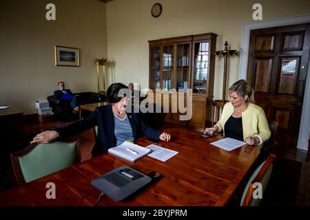 Dietro le quinte di Stormont durante la pandemia del covid-19 con il primo Ministro Arlene Foster (secondo da sinistra) e il vice primo Ministro Michelle o'Neill (a destra) con Gordon Lyons Junior Minster a FM (a sinistra) e il Dott. Phillip Weir FM SPAD (secondo da destra), nell'ufficio del Vice primo Ministro. Foto Stock