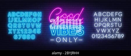 Solo i segni al neon sono buoni. Set di bolle di parlato al neon e l'alfabeto su sfondo scuro. Illustrazione Vettoriale