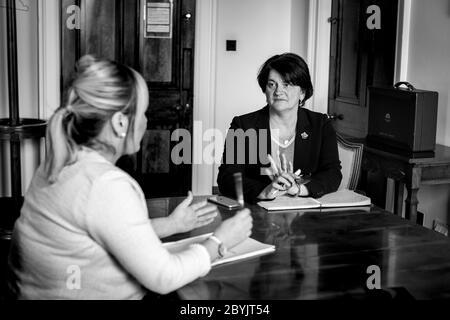 Dietro le quinte di Stormont durante la pandemia del covid-19 con il primo Minster Arlene Foster (a destra) e il vice primo ministro Michelle o'Neill che chiacchiera prima di una chiamata commerciale congiunta. Foto Stock