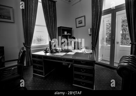 Dietro le quinte di Stormont durante la pandemia del covid-19 con la prima Minster Arlene Foster nel suo ufficio. Foto Stock