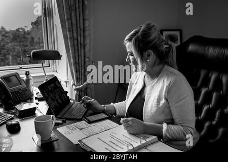 Dietro le quinte di Stormont durante la pandemia del covid-19 con il vice primo ministro Michelle o'Neill nel suo ufficio durante un incontro Zoom con l'Esecutivo. Foto Stock