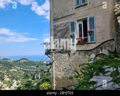 Tipica casa provenzale a Gorbio Village con il Mar Mediterraneo in background, Costa Azzurra, Francia, Europa Foto Stock