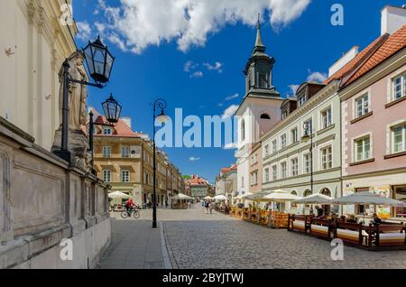 Varsavia, provincia di Mazoviano, Polonia. Nowomiejska strada nel quartiere di New Town con la campana della torre della chiesa dominicana. Foto Stock