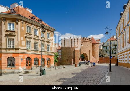 Varsavia, provincia di Mazoviano, Polonia. Barbican medievale e case di locazione in via Nowomiejska nel quartiere di New Town. Foto Stock