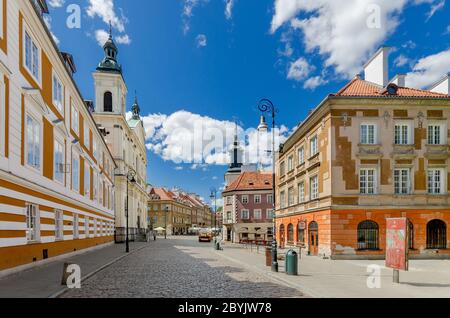 Varsavia, provincia di Mazoviano, Polonia. Via Nowomiejska, la chiesa paolina e una torre della chiesa dominicana. Foto Stock