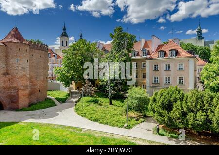 Varsavia, provincia di Mazoviano, Polonia. Vista attraverso il fossato verso la Città Nuova. Fortificazione barbicana sul Lef. Foto Stock