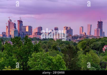 Varsavia, provincia di Mazoviano, Polonia. Skyline del centro di Varsavia durante il tramonto nuvoloso. Foto Stock