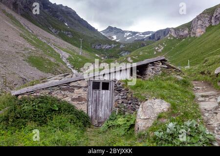 Un vecchio rifugio pastorello con vista su Grossglockner. Viaggio escursionistico all'aperto concetto, viaggio in montagna, Kals am Grossglockner, Austria. Foto Stock