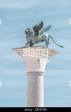 La scultura della torre superiore del leone alato di Venezia al Palazzo Ducale come simbolo veneziano, Venezia, Italia, ora estiva, primo piano, dettagli Foto Stock