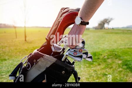 Golf club piloti su bellissimo campo da golf al tramonto, ora di alba. Foto Stock