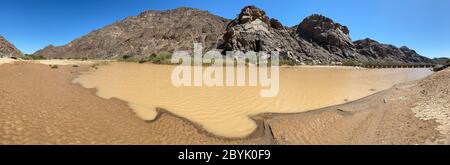 Il tranquillo canale del Fish River Canyon , ai-AIS, Namibia Foto Stock