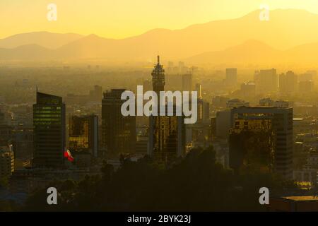 Skyline della città del centro storico e del centro civico di Santiago del Cile. Foto Stock