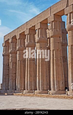 Sculture geroglipiche su colonne presso l'antico tempio egiziano Luxor Foto Stock