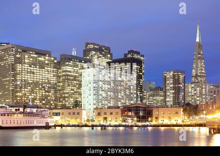 Skyline di edifici nel quartiere finanziario di San Francisco di notte, California, Stati Uniti Foto Stock