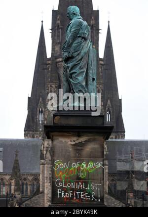 Graffiti su una statua di Robert Visconte Melville a Edimburgo a seguito di una serie di proteste Black Lives Matter si sono svolte in tutto il Regno Unito nel corso del fine settimana. Le proteste sono state scatenate dalla morte di George Floyd, ucciso il 25 maggio mentre era in custodia di polizia nella città americana di Minneapolis. Foto Stock