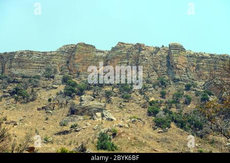 Il Parco Nazionale di Isalo si trova nella regione di Ihorombe, Madagascar. Ha un suggestivo paesaggio di arenaria con affioramenti rocciosi, altipiani e profondi canyon. Foto Stock