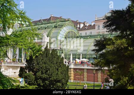 Vienna, Austria - 24 aprile 2011: Persone non identificate camminano e si riposano sulla strada davanti al nuovo caffè di palma rinnovato nel pubblico Burggar Foto Stock