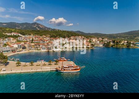 Veduta aerea di Neos Marmaras sulla penisola di Sithonia, nel Calcidica, Grecia Foto Stock