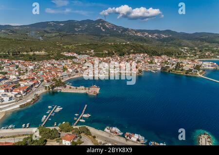 Veduta aerea di Neos Marmaras sulla penisola di Sithonia, nel Calcidica, Grecia Foto Stock