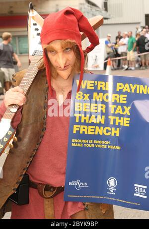 Il più grande festival della birra della Gran Bretagna di 5 giorni organizzato dalla Campaign for Real Ale (CAMRA) parte all'Earls Court di Londra con oltre 1000 birre diverse in mostra. Foto Stock