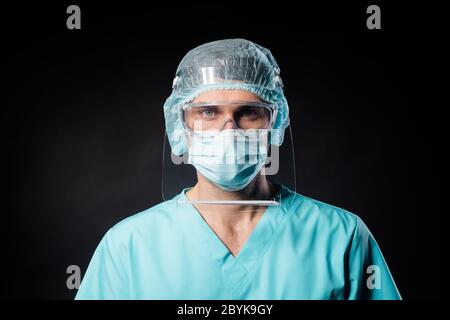 Closeup foto di esperto doc virologo guy covid19 concetto di controllo di protezione indossare occhiali di protezione plastica maschera di protezione uniforme tuta cappuccio chirurgico Foto Stock