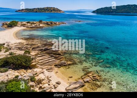 Vista aerea della spiaggia di Lagonizi sulla penisola di Sithonia, nel Calcidica, Grecia Foto Stock