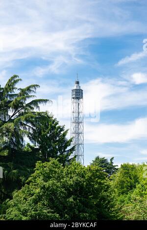 Milano. Italia - 21 maggio 2019: Torre Branca (Torre Branca). Torre panoramica situata nel Parco Sempione (Parco Sempione) di Milano. Foto Stock