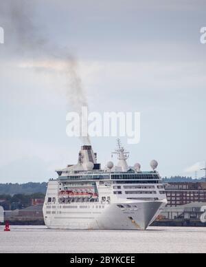 Nave da crociera con fumo che esce dal suo imbuto lasciando Southampton Docks, Hampshire, Regno Unito. L'inquinamento atmosferico è un problema a Southampton. Foto Stock